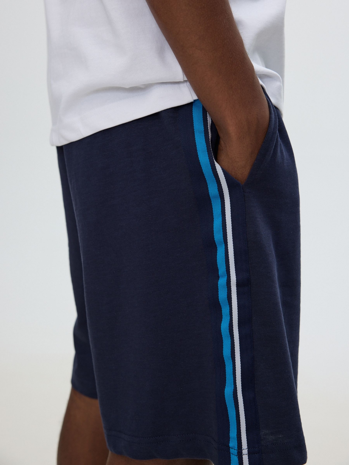 Bermuda jogger com bandas laterais azul marinho vista detalhe