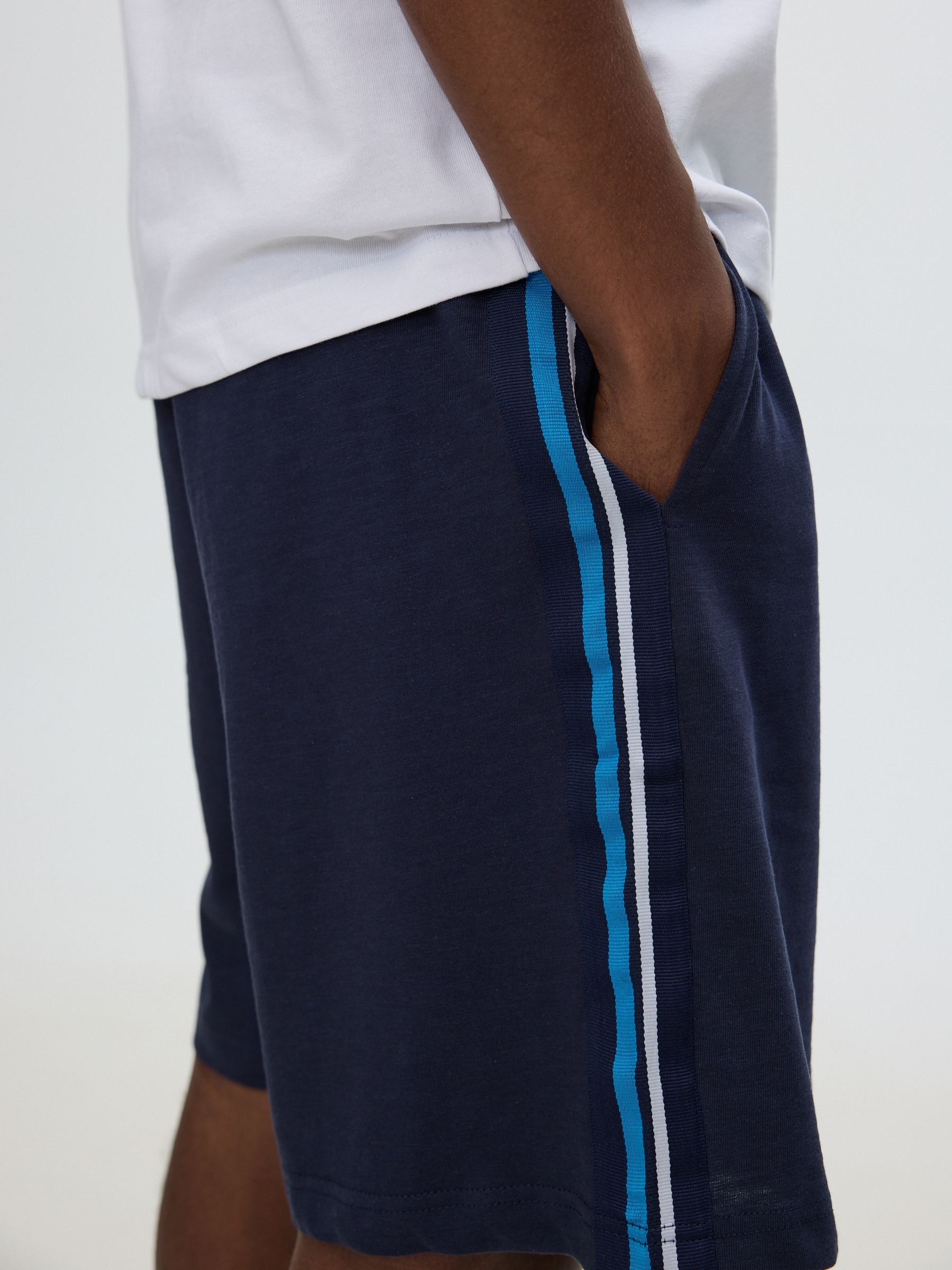 Bermuda jogger com bandas laterais azul marinho vista meia frontal