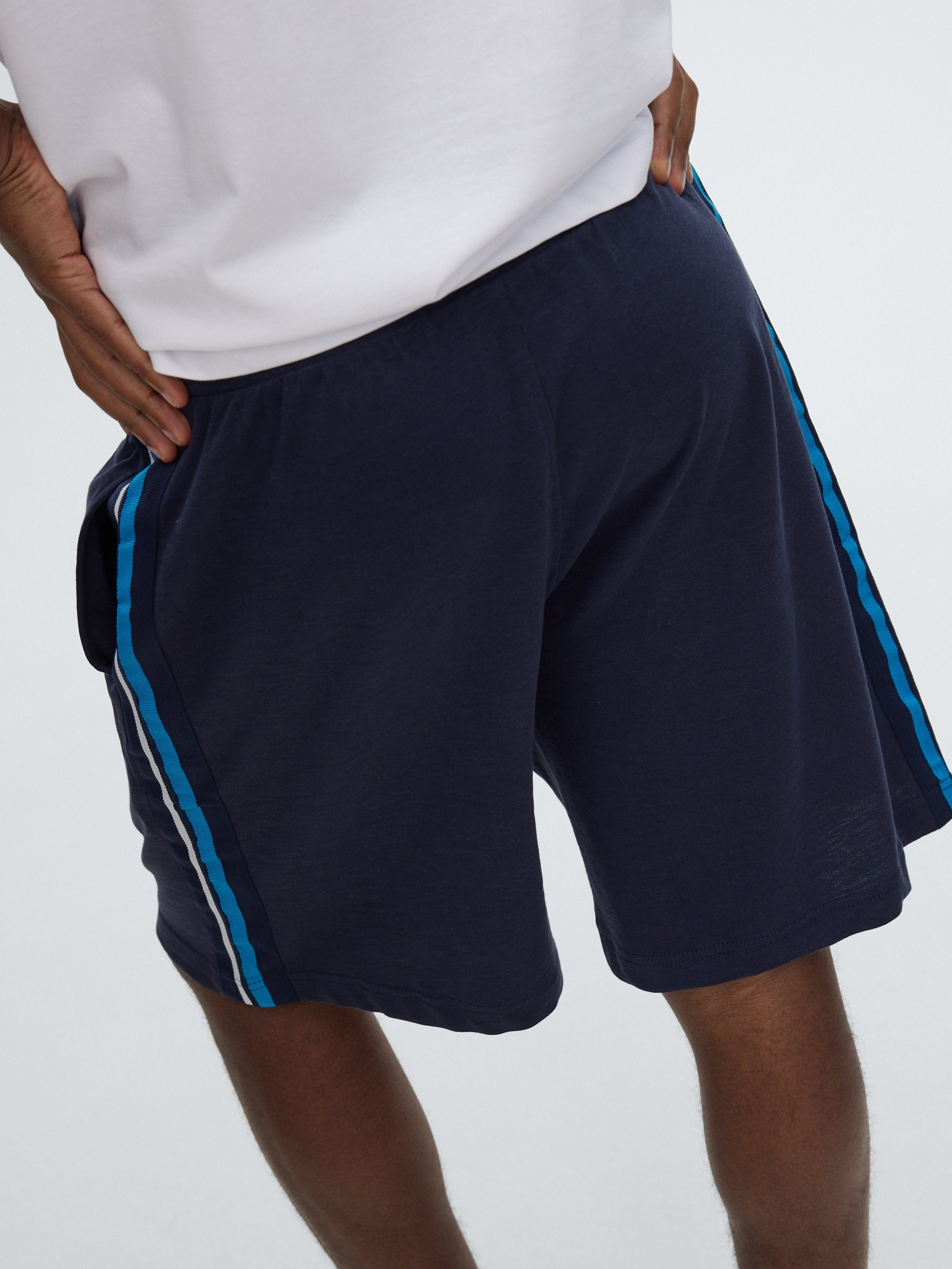 Bermuda jogger bandas laterales azul marino vista media frontal