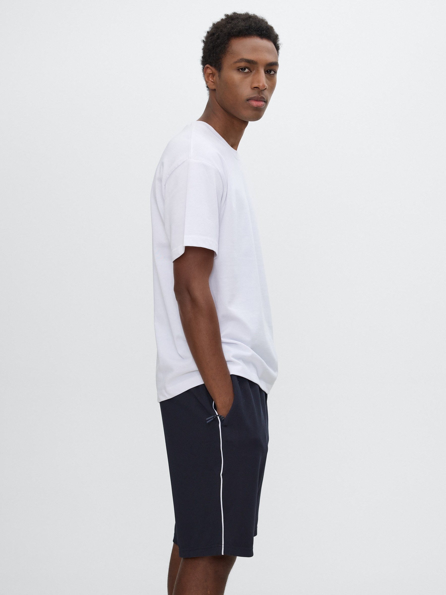 Bermuda jogger fleece with drawstrings navy middle front view