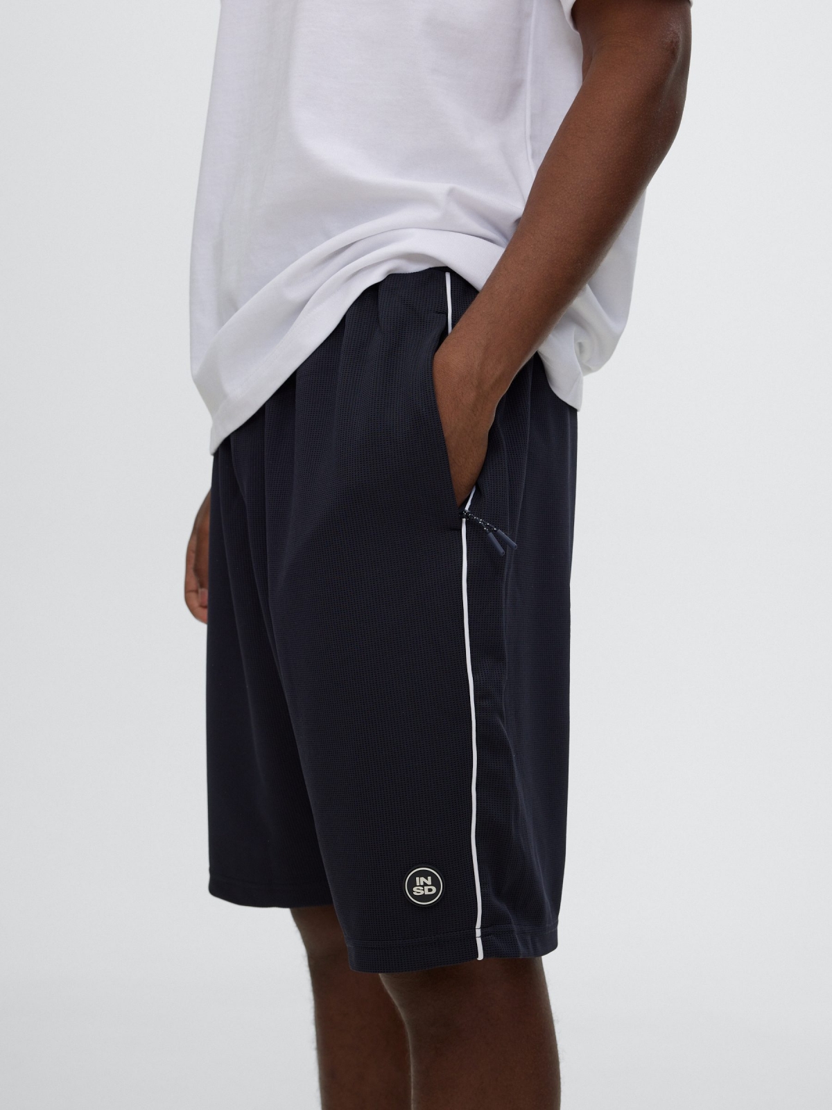 Bermuda jogger de moletom com cordões azul marinho vista geral frontal
