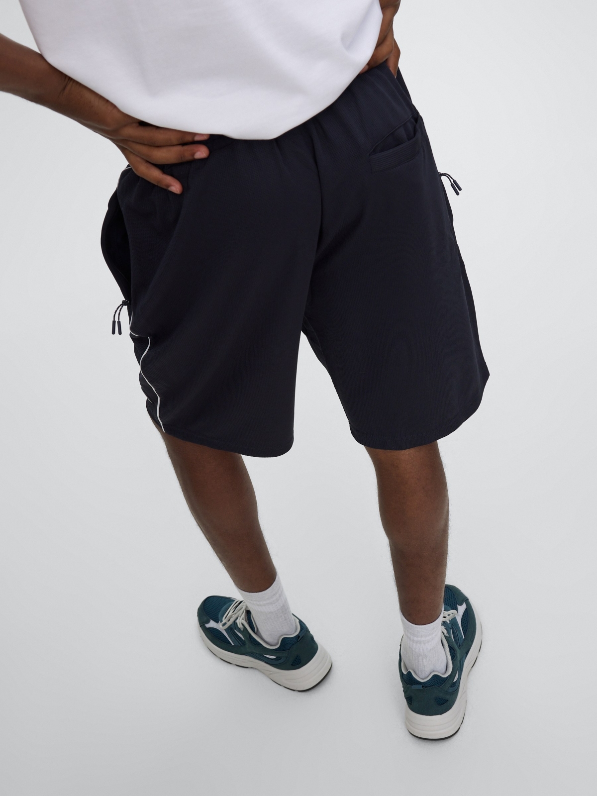 Bermuda jogger fleece with drawstrings navy detail view