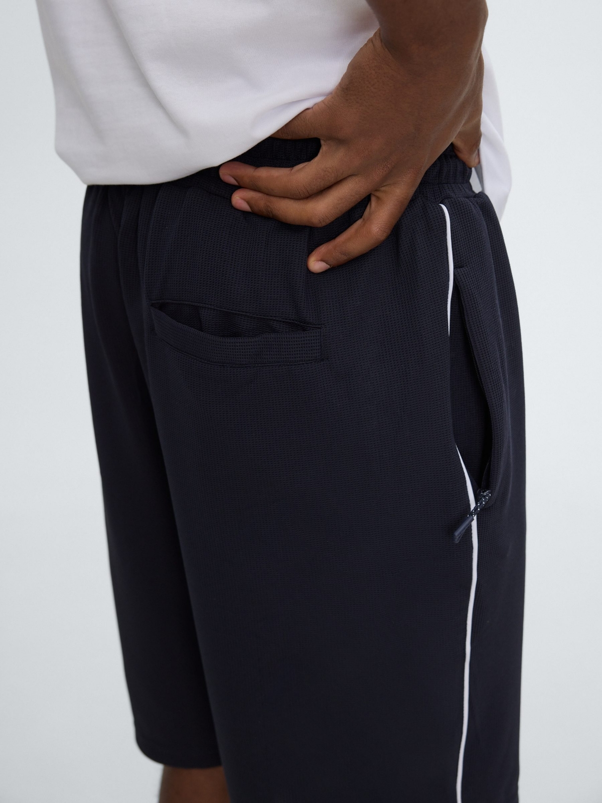 Bermuda jogger felpa con cordones azul marino vista detalle
