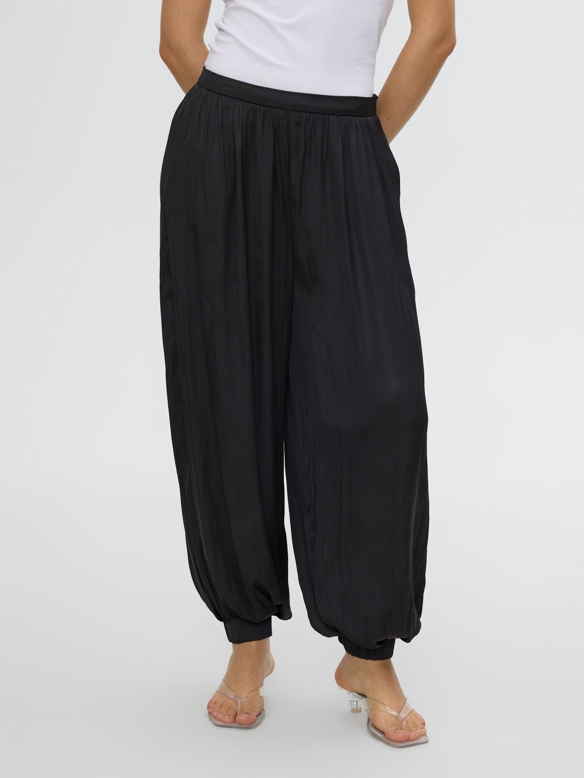 Pantalón bombacho satinado negro vista media frontal