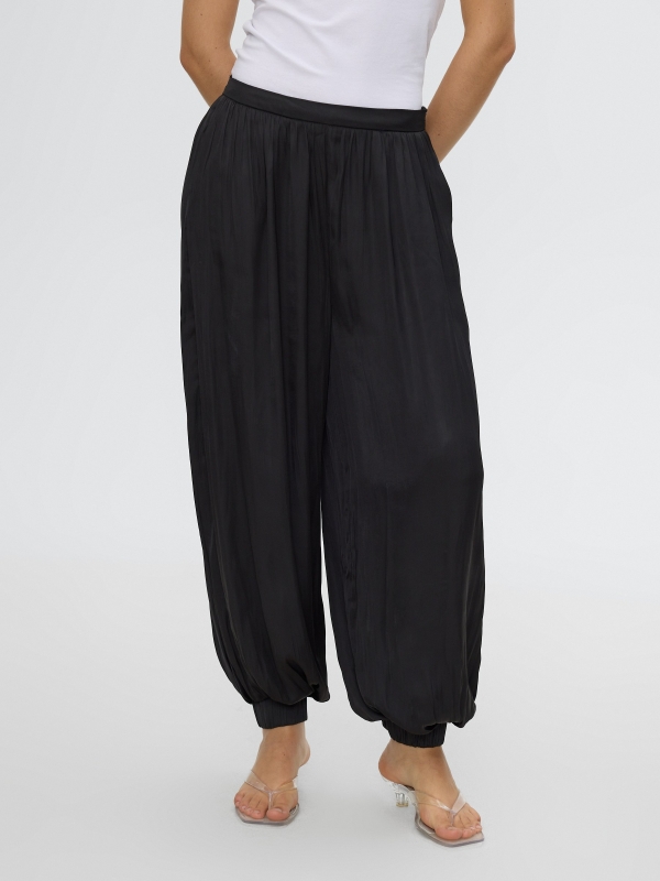 Calça bombacha acetinada preto vista meia frontal