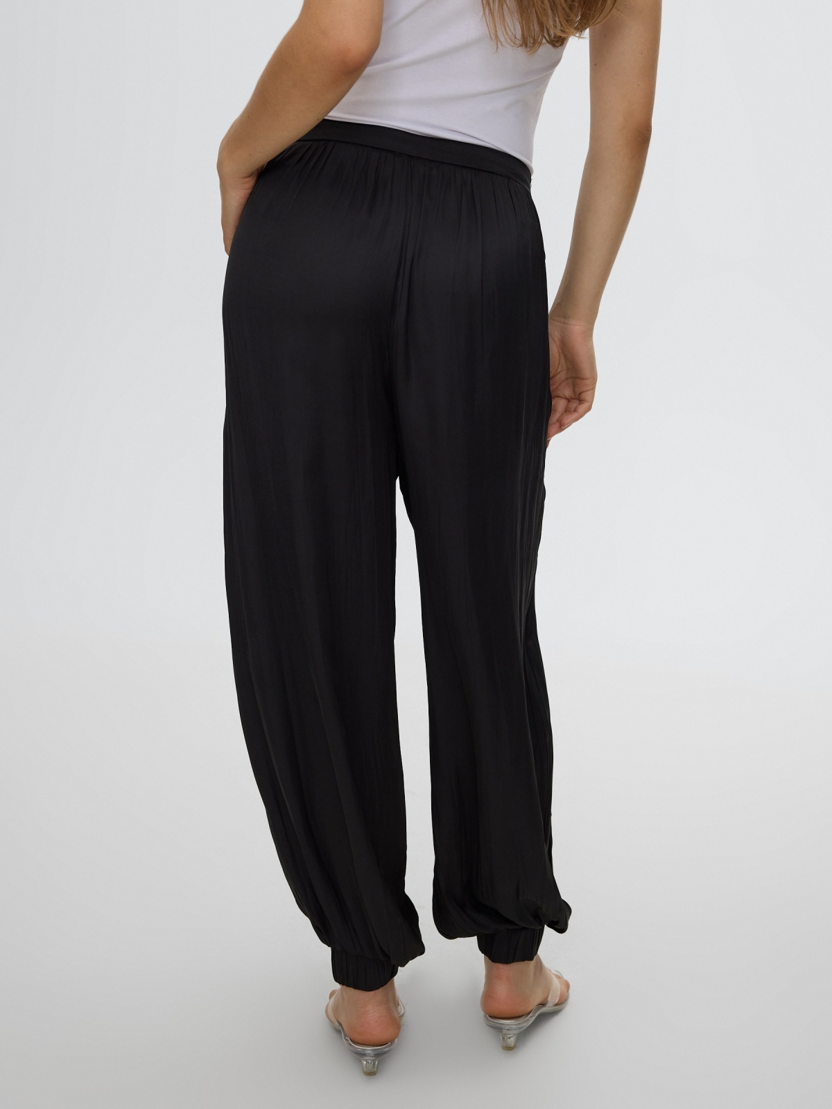 Pantalón bombacho satinado negro vista media trasera