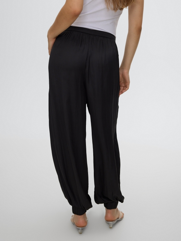Pantalón bombacho satinado negro vista media trasera