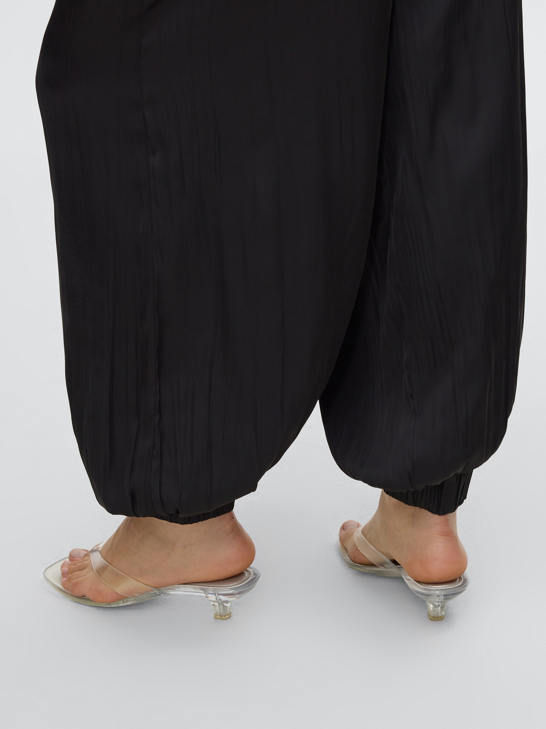 Calça bombacha acetinada preto vista geral frontal