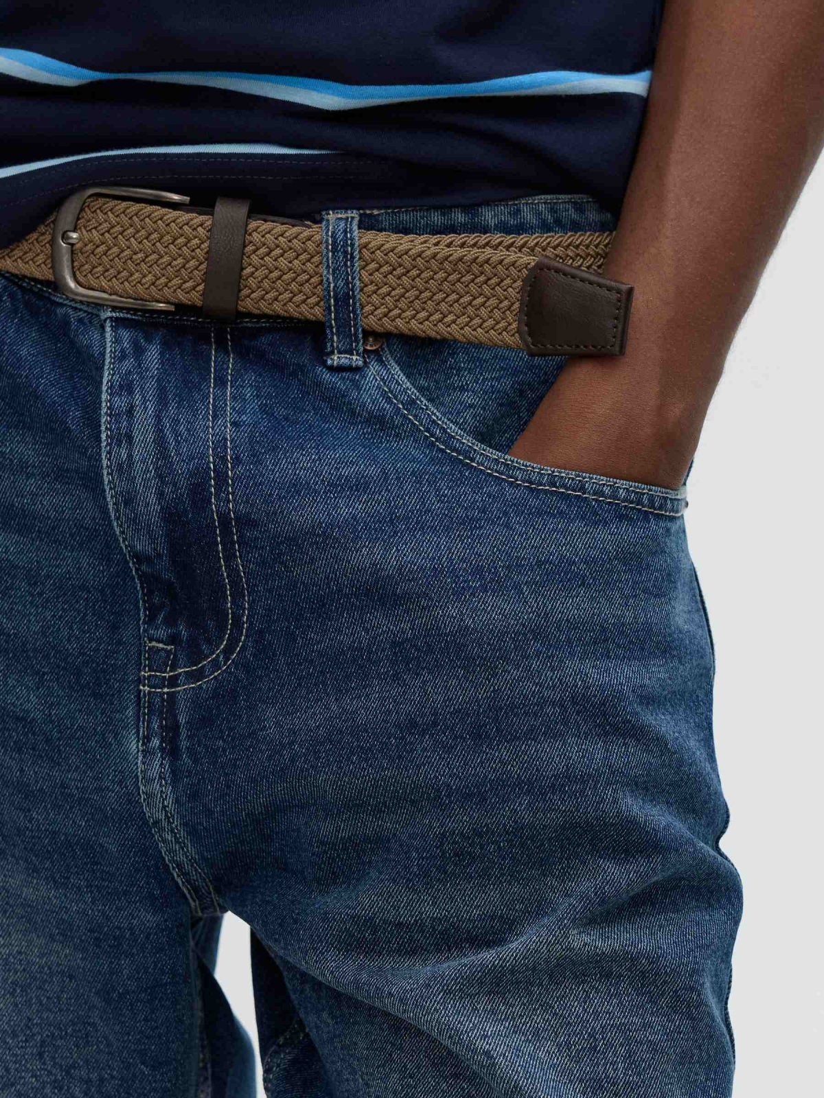 Bermuda jeans regular com cinco bolsos azul vista detalhe