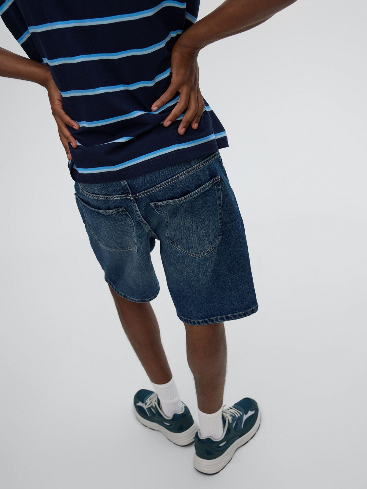 Bermuda jeans regular com cinco bolsos azul vista detalhe