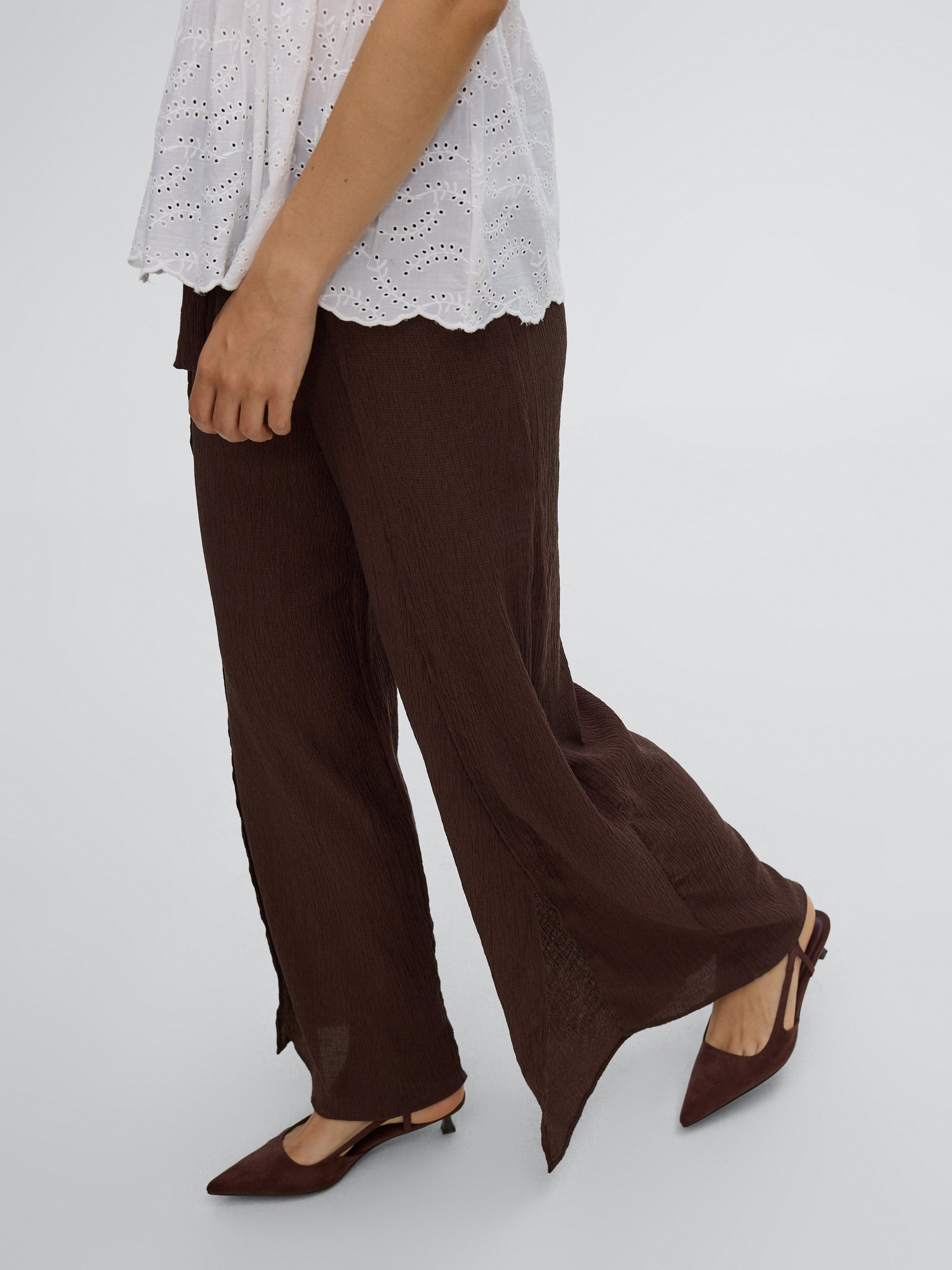 Calça fluida wide leg com laço marrom vista geral frontal