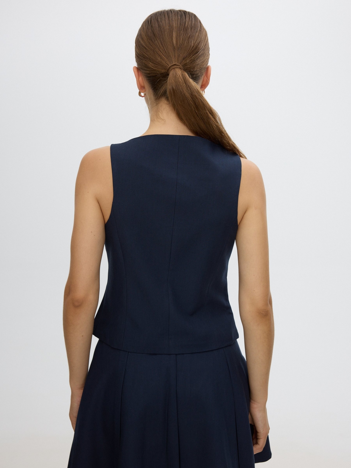Chaleco entallado con botones azul marino vista media trasera