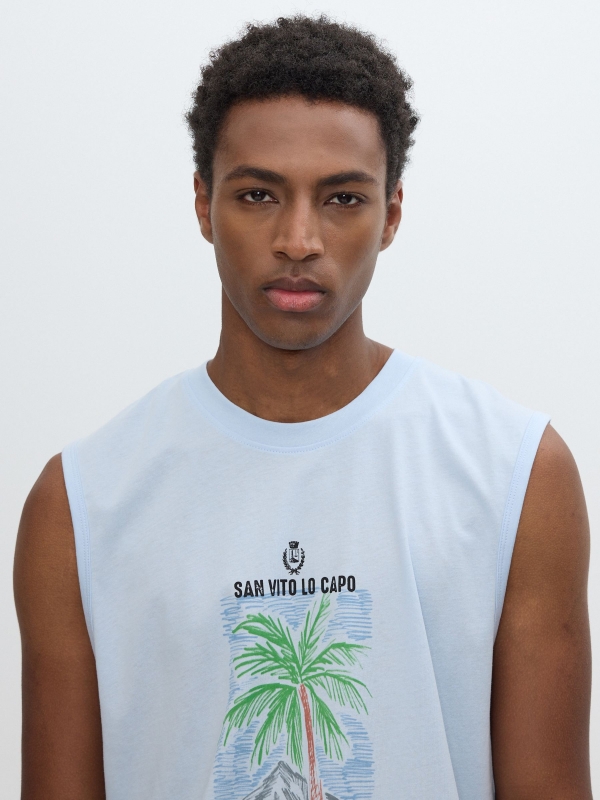 Camiseta sem mangas tropical azul céu vista detalhe