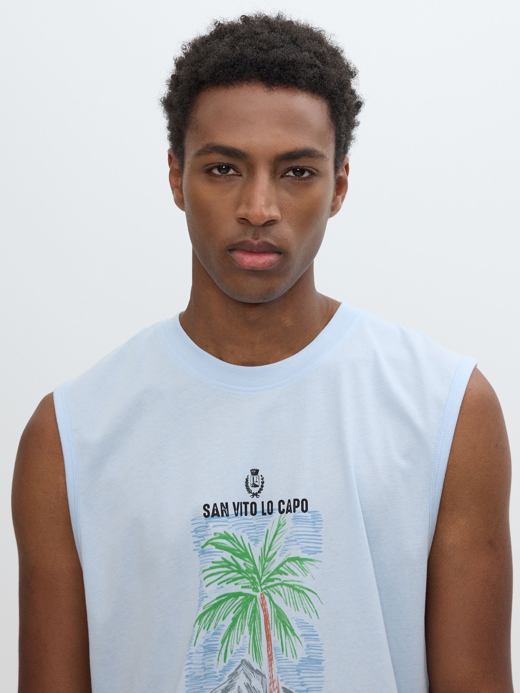 Camiseta sin mangas tropical azul celeste vista media frontal