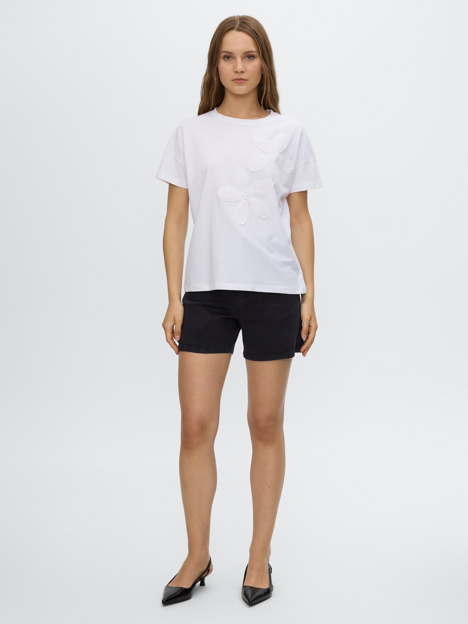 Camiseta flores bordado blanco vista media frontal