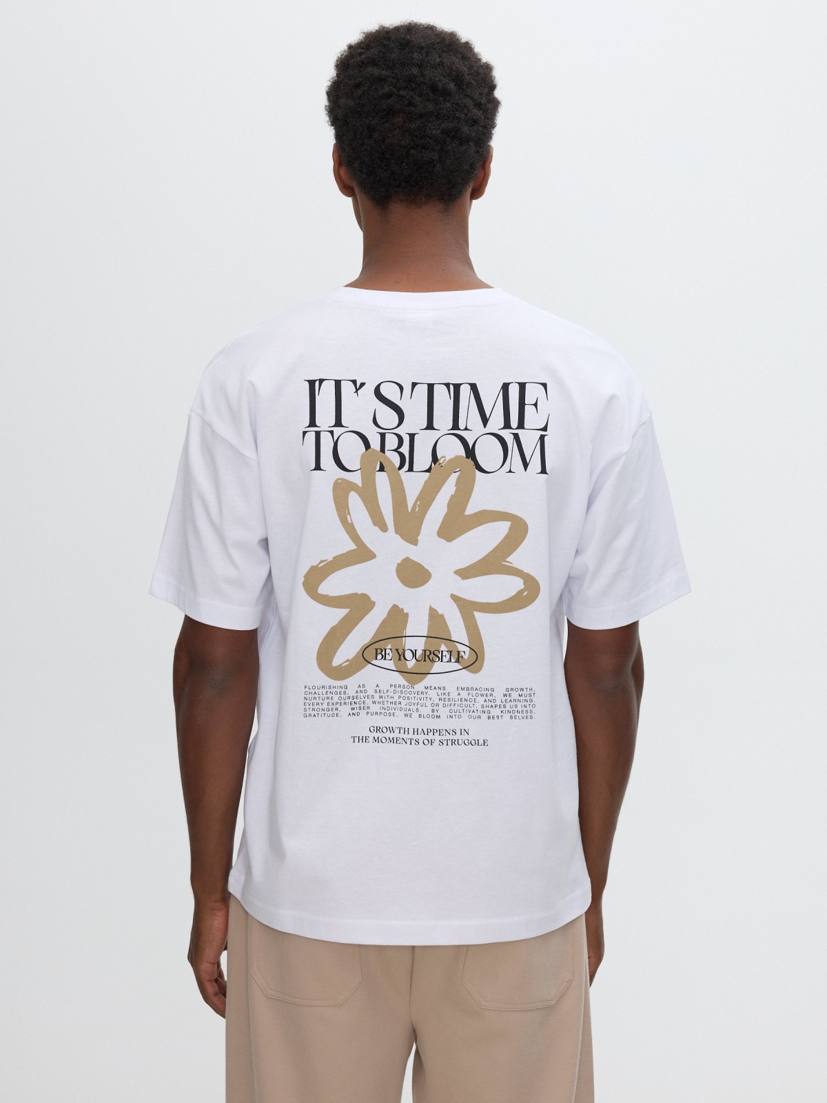 Camiseta estampado texto blanco vista media trasera
