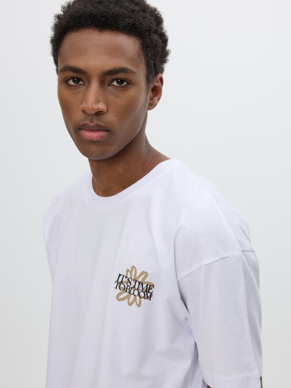 Camiseta estampado texto blanco vista detalle