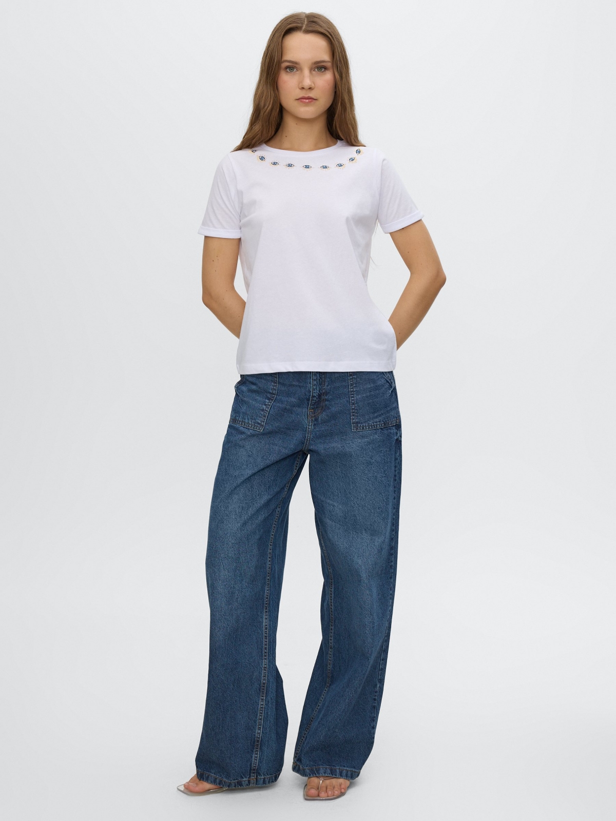 Camiseta étnica con abalorios blanco vista general frontal