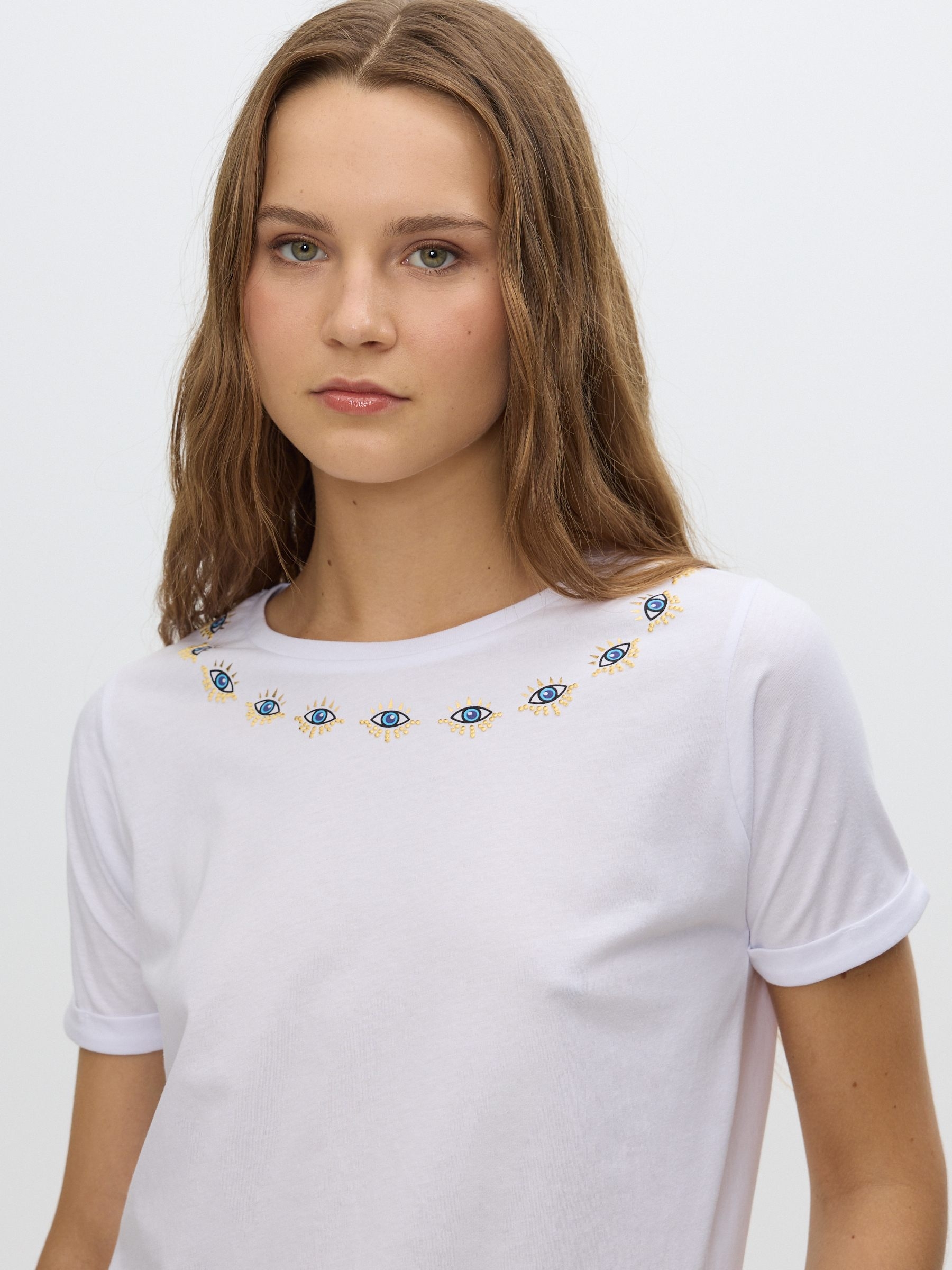 Ethnic T-shirt with beads white middle front view