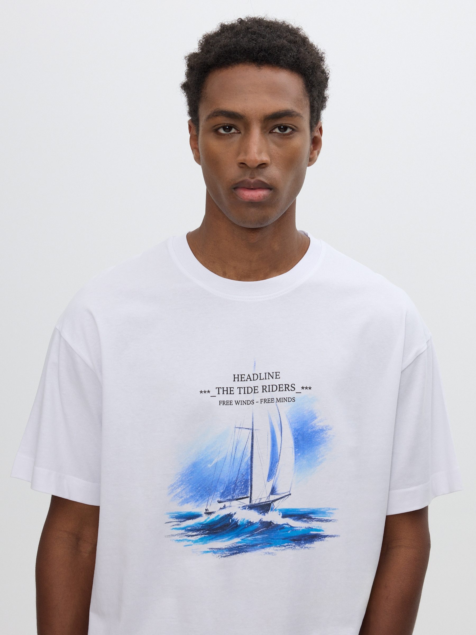 Sailboat print T-shirt white middle front view
