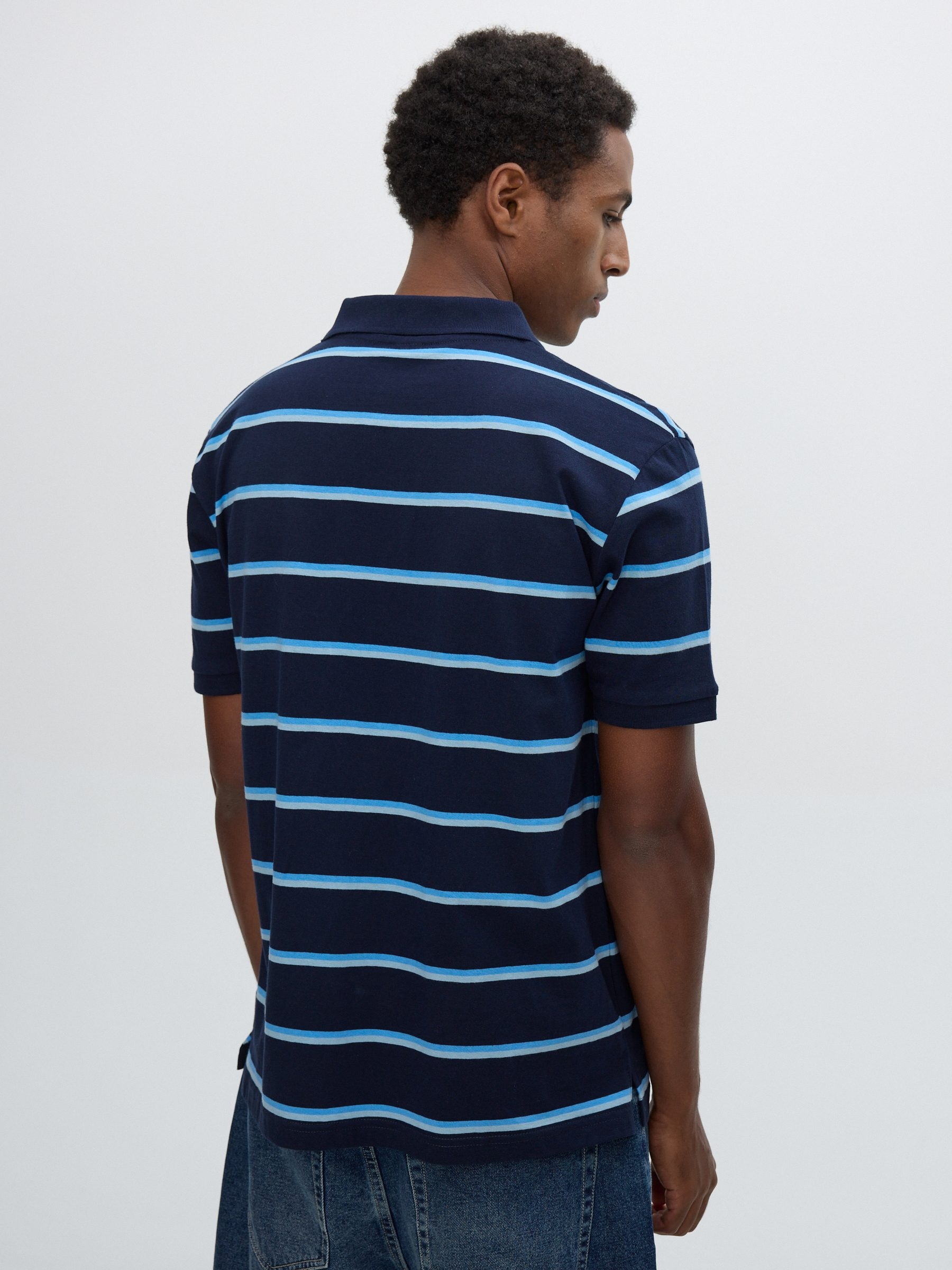 Polo rayas contraste azul marino vista media frontal
