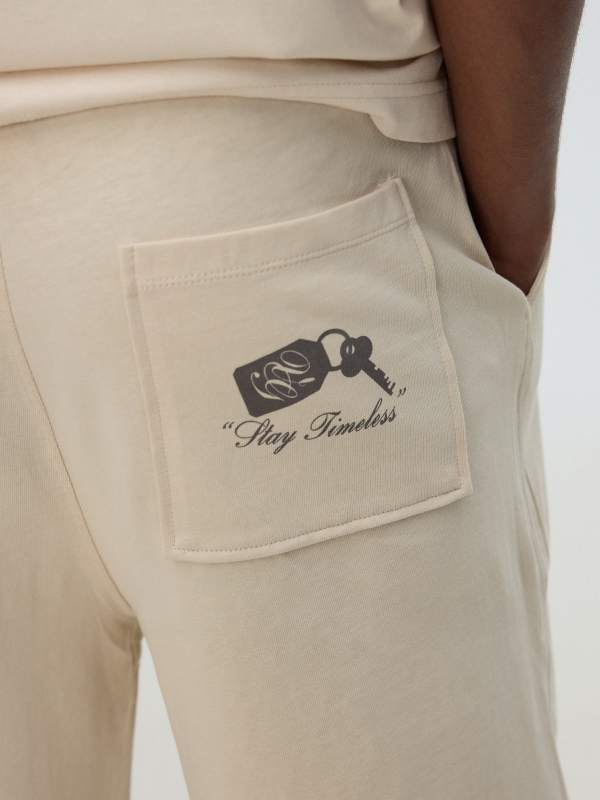 Bermuda jogger felpa crudo vista detalle