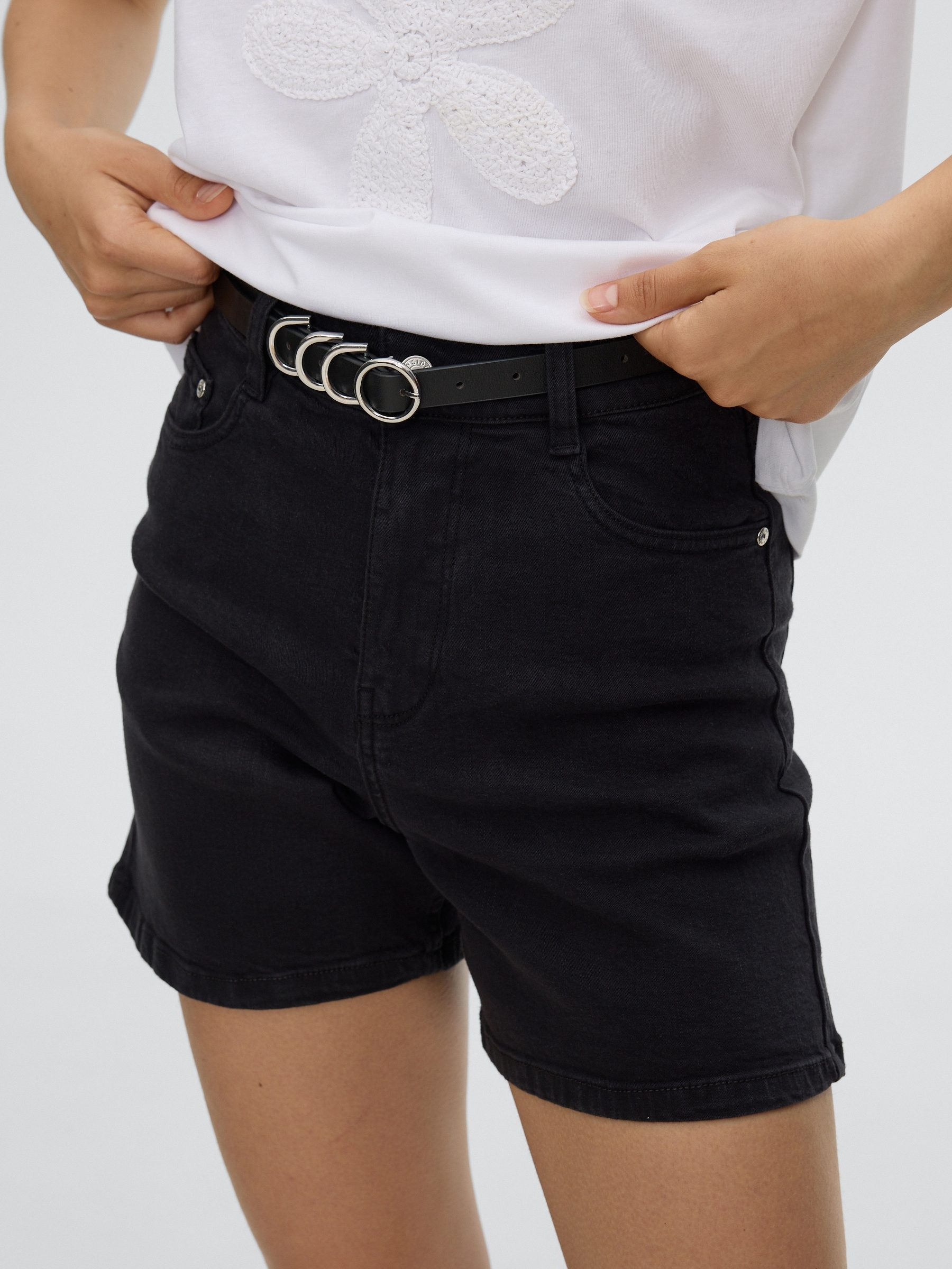 High-waisted twill Bermuda shorts black middle front view