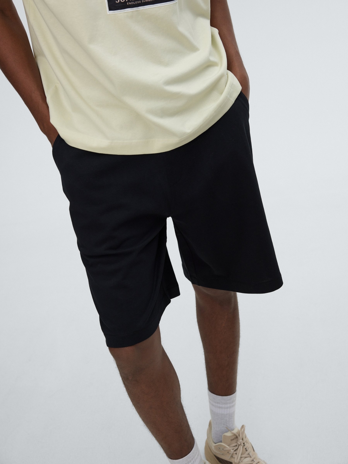 Bermuda jogger felpa negro vista media trasera