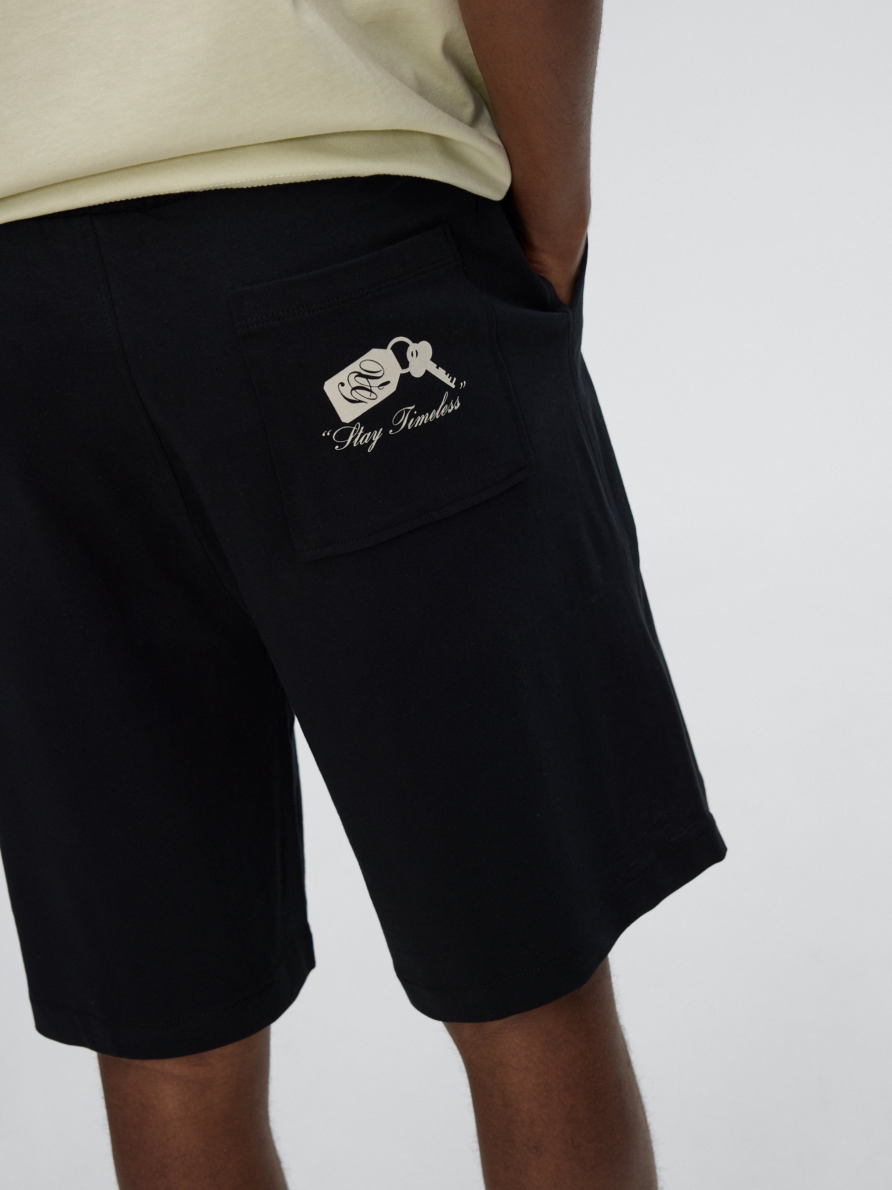 Bermuda jogger felpa negro vista media frontal