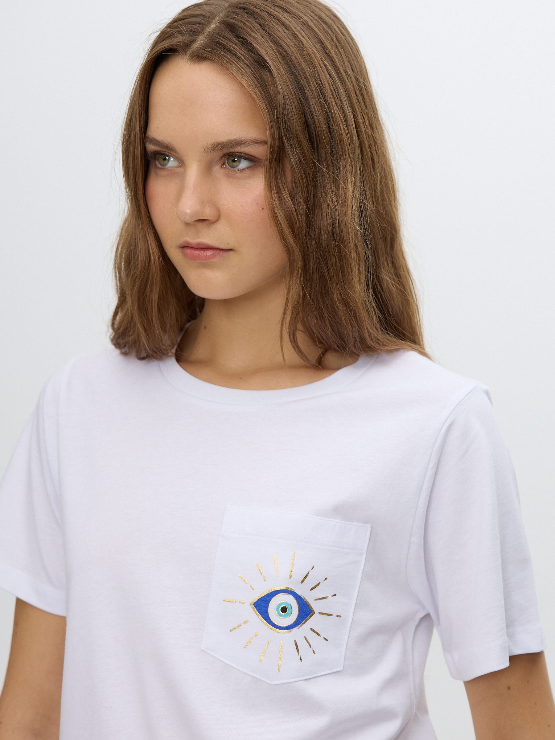 Camiseta olho étnico com miçangas branco vista meia frontal
