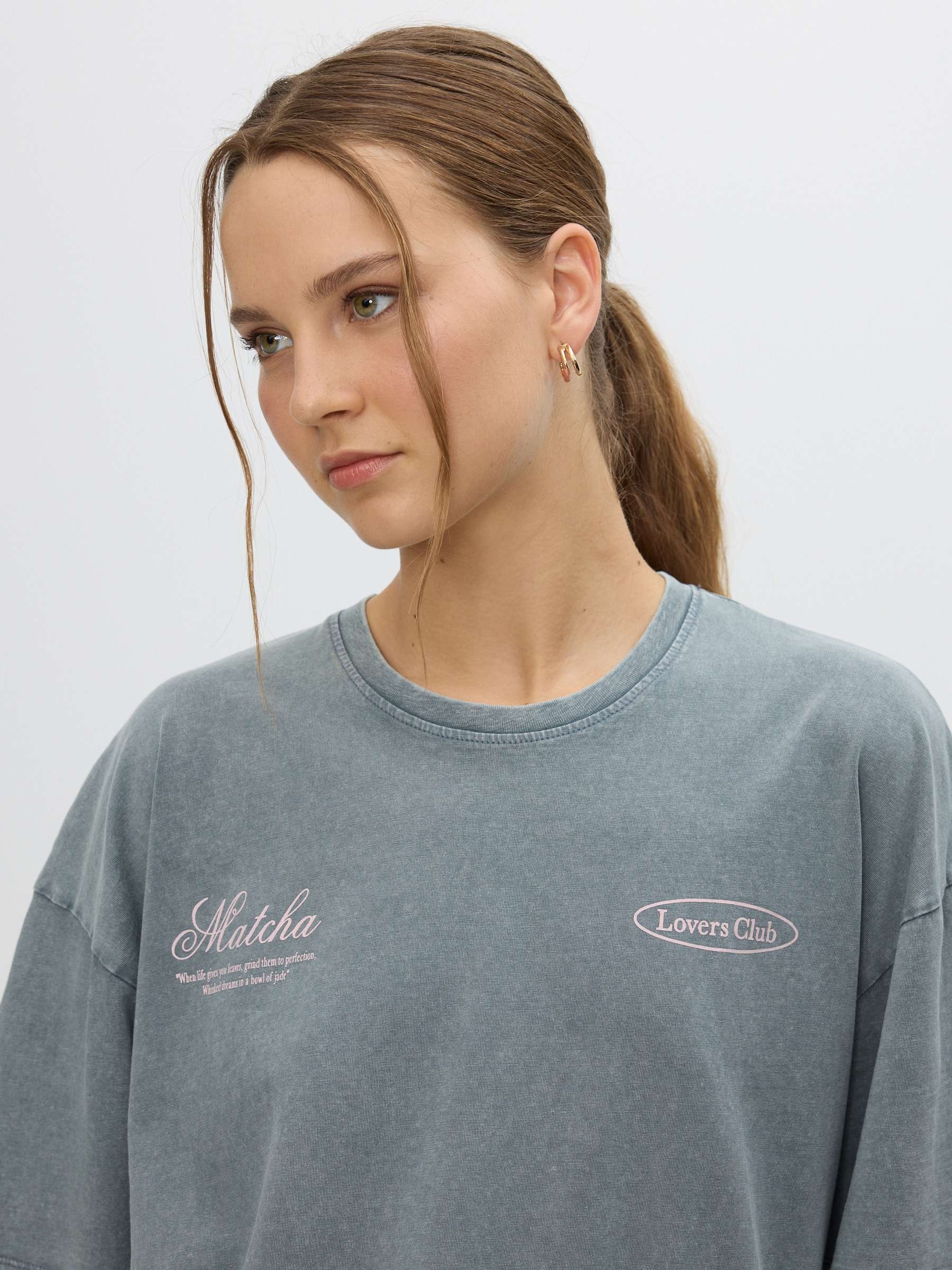 Camiseta oversize lavada gris azulado vista media frontal