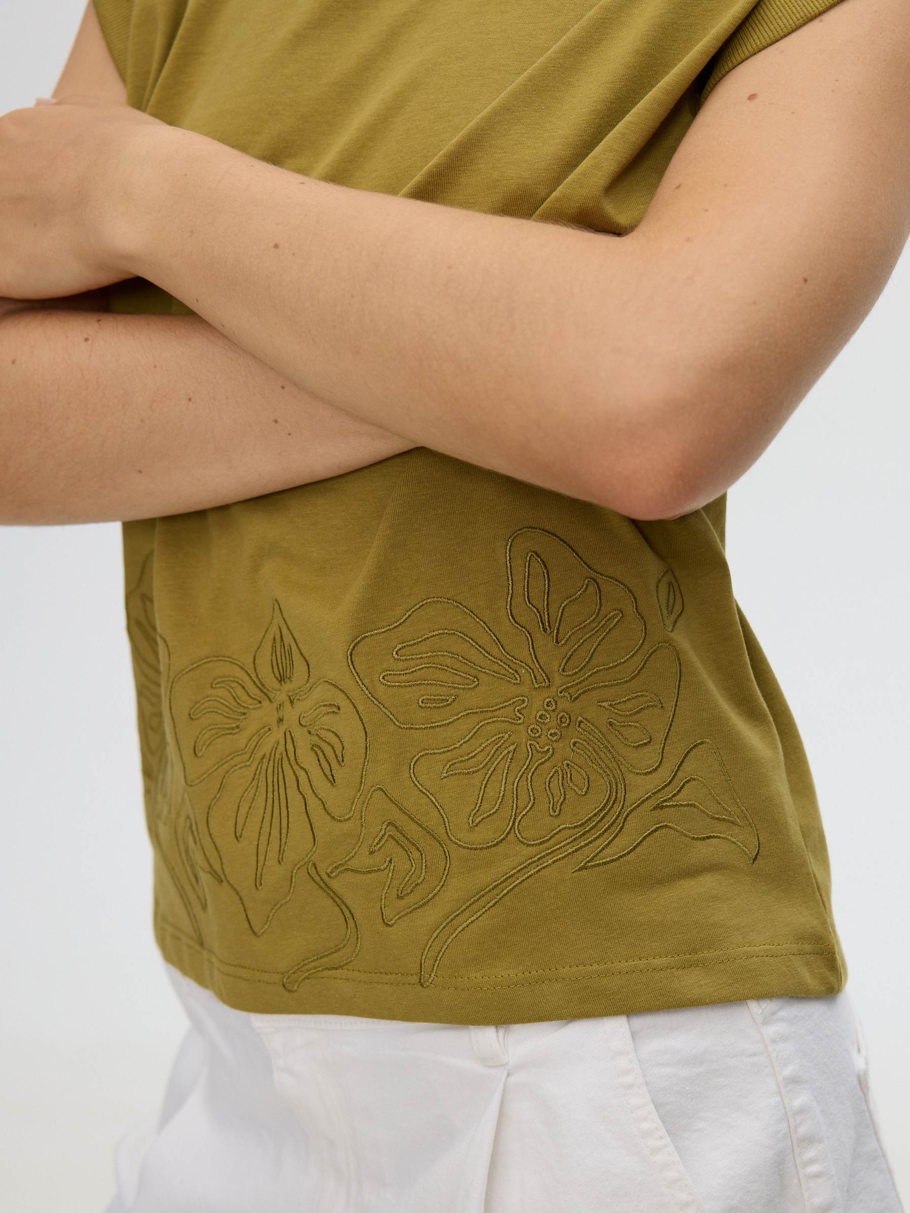 Camiseta sin mangas bordado floral verde oliva vista media frontal