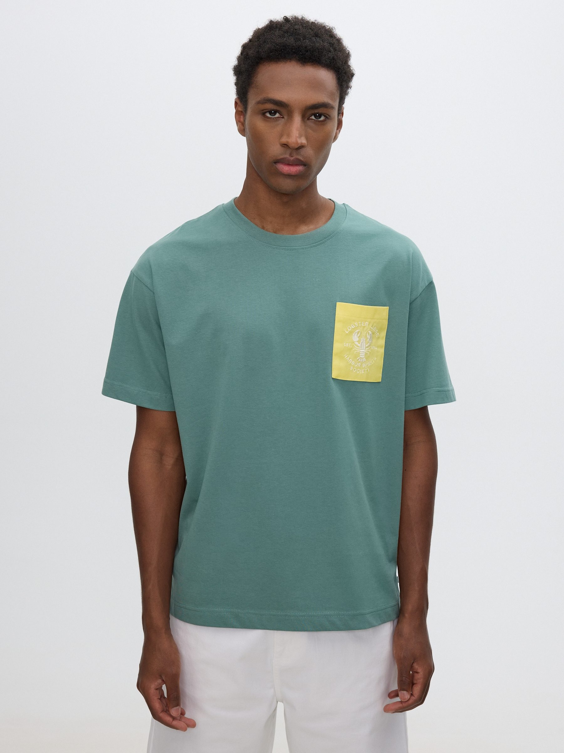 Camiseta bolsillo estampado verde vista media frontal