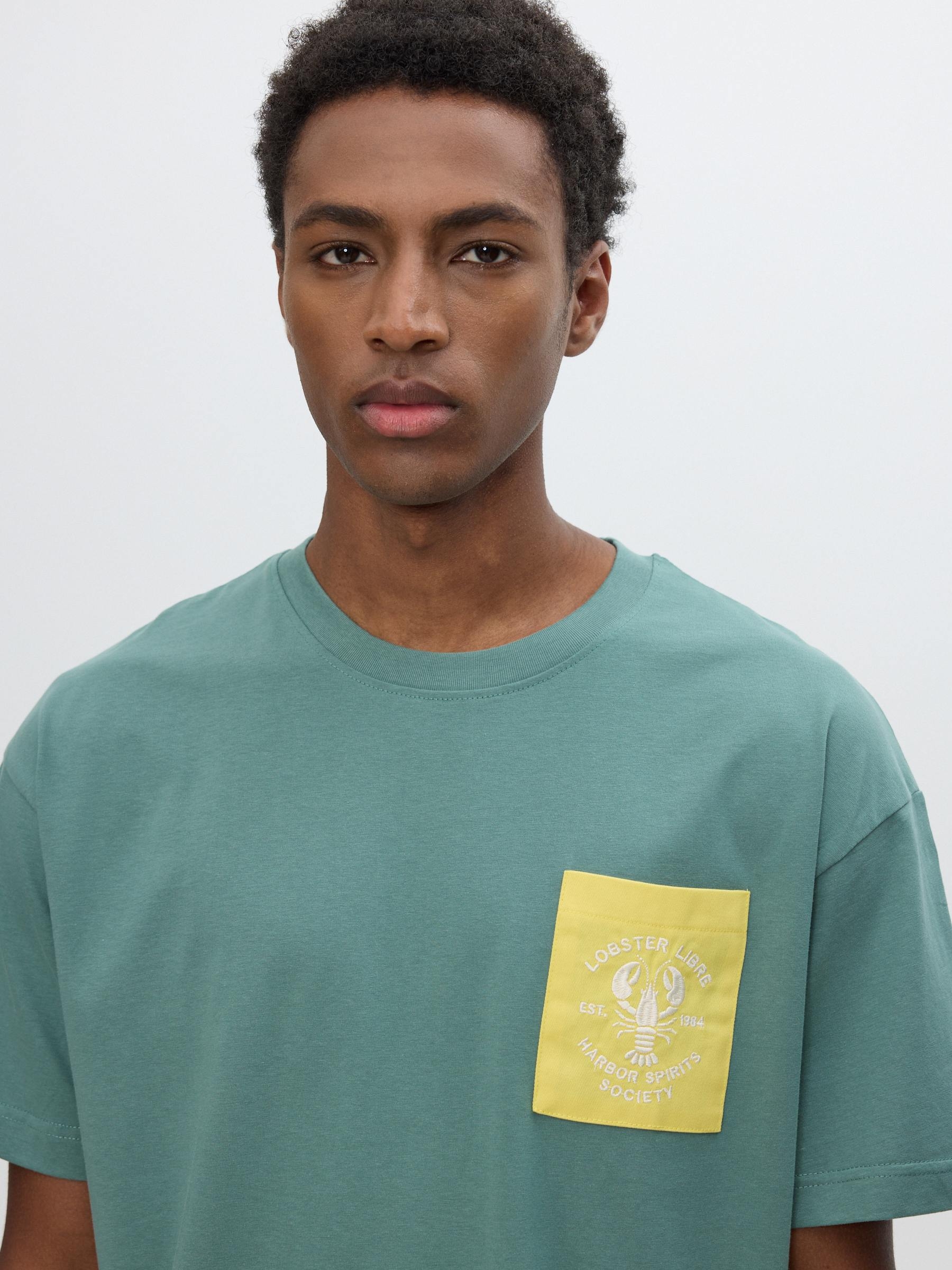 Camiseta bolsillo estampado verde vista media frontal