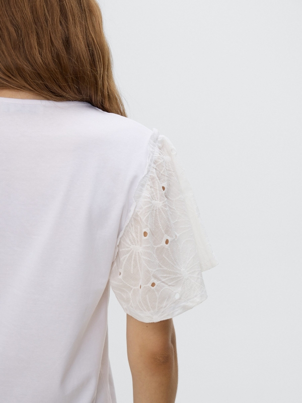 Camiseta de algodão com bordado suíço branco vista detalhe