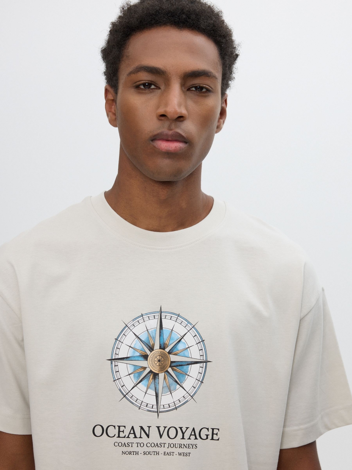 Camiseta texto ocean voyage cinza claro vista detalhe