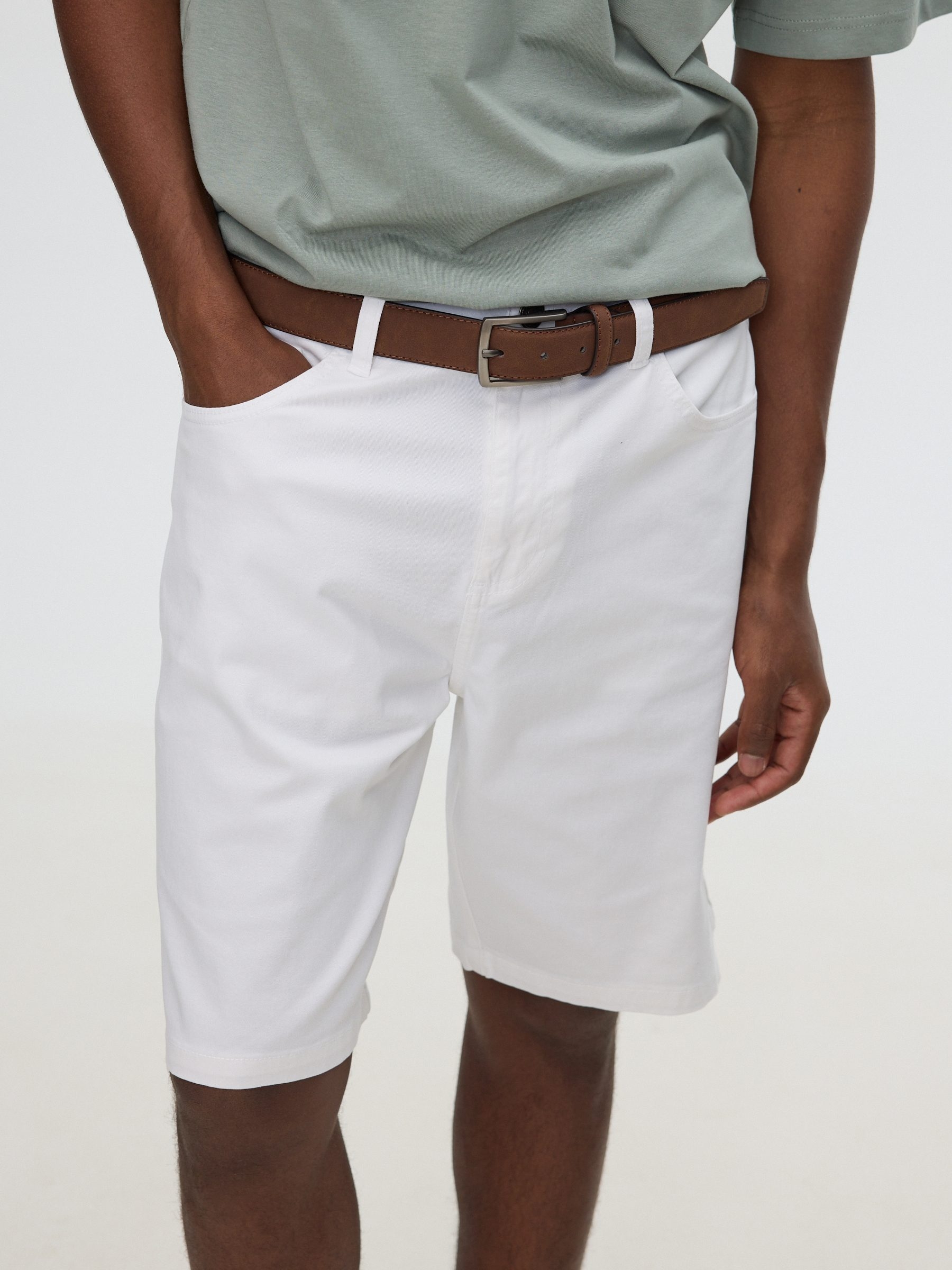 Bermuda baggy sarja branco vista meia frontal