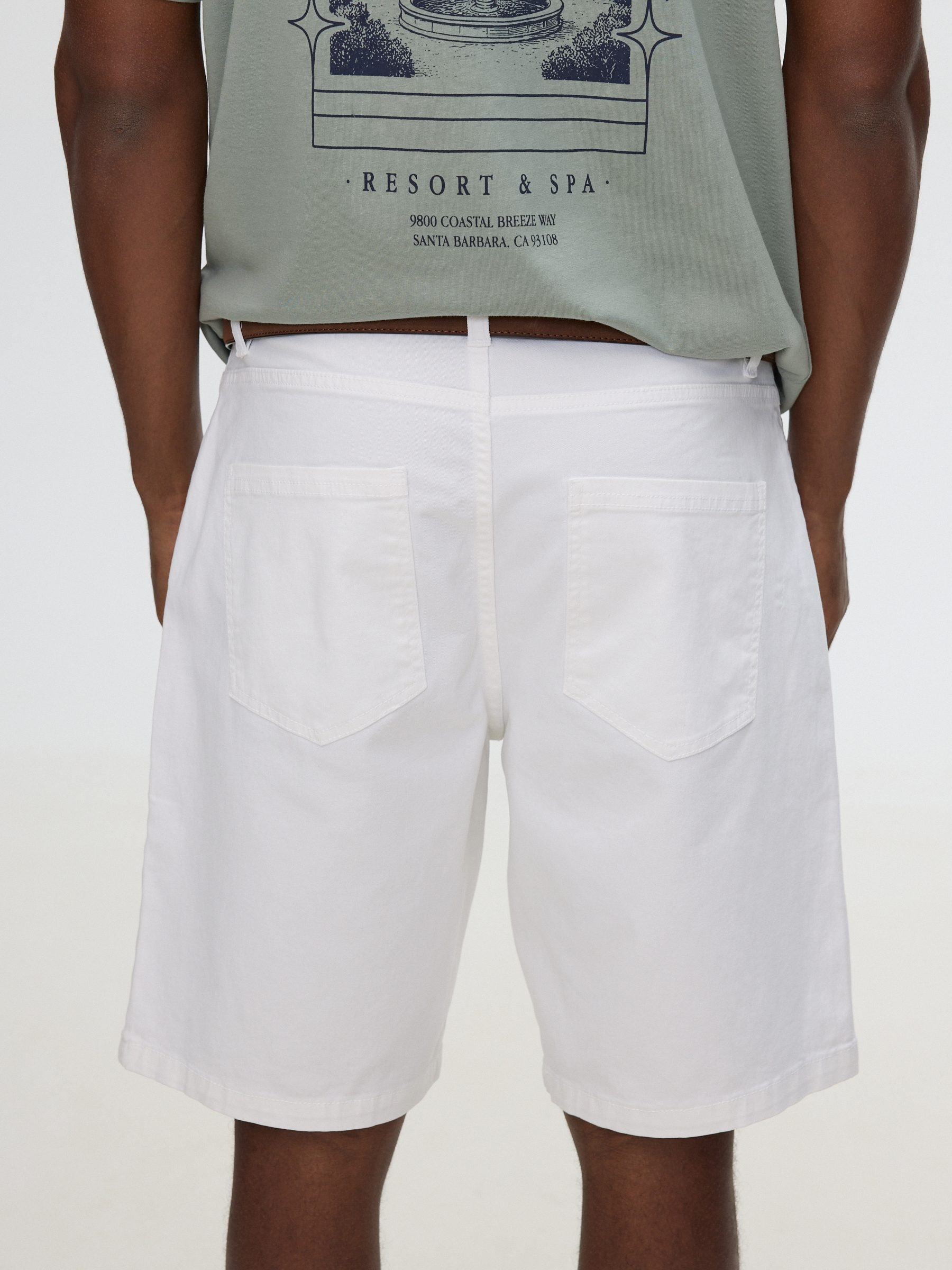 Bermuda baggy sarga blanco vista media frontal