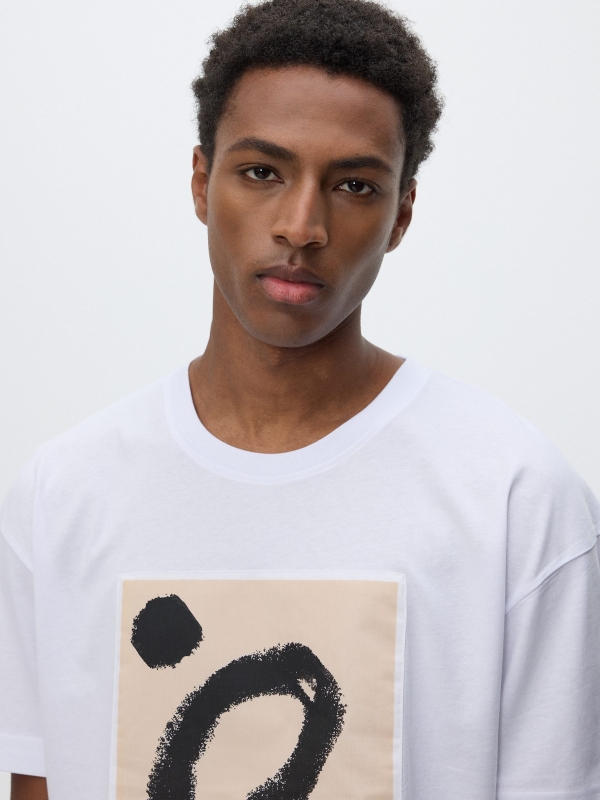 Camiseta estampado abstracto blanco vista detalle