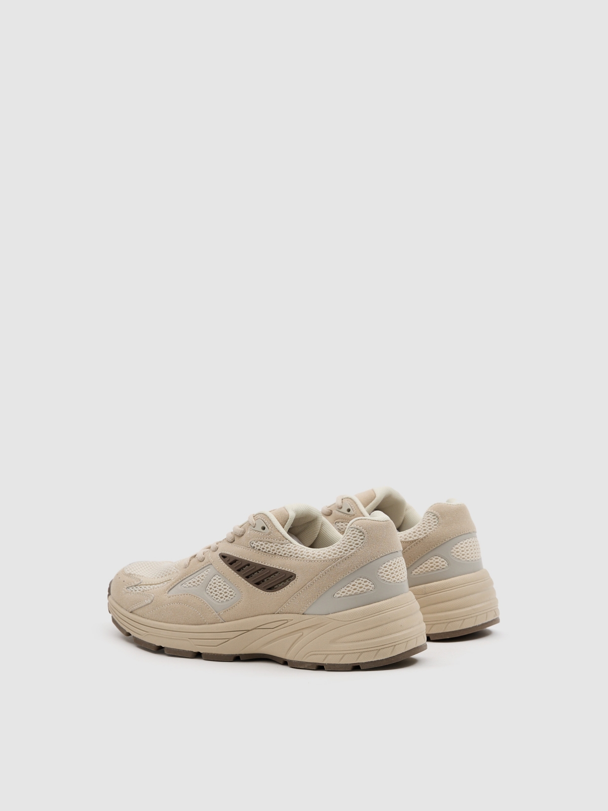 Deportiva urbana contraste beige vista trasera 45º