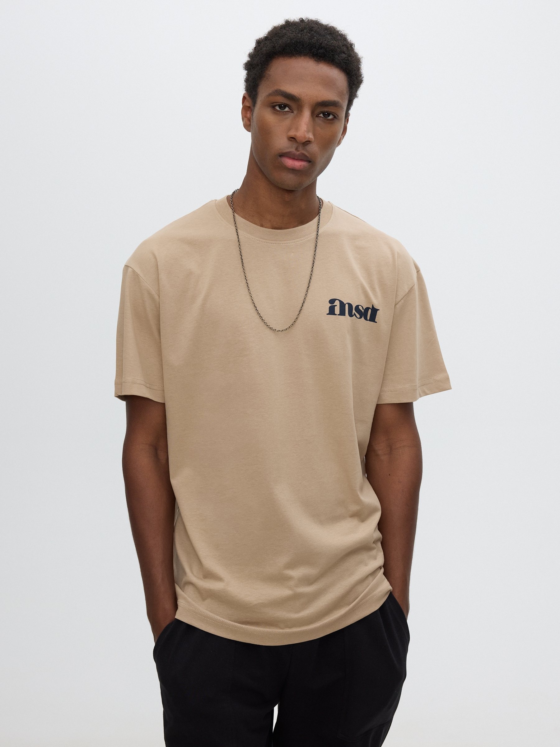 Camiseta estampado texto beige vista media frontal