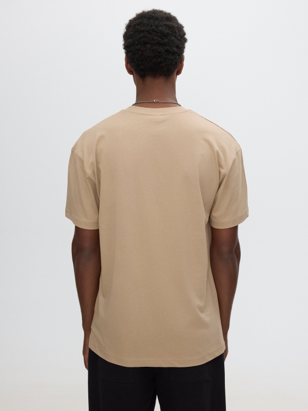 Camiseta estampado texto beige vista media trasera