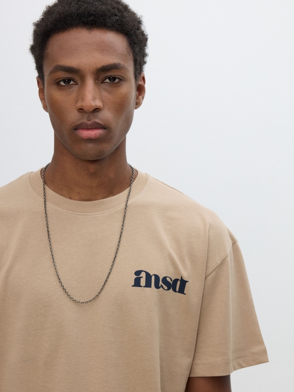 Camiseta estampado texto beige vista detalle