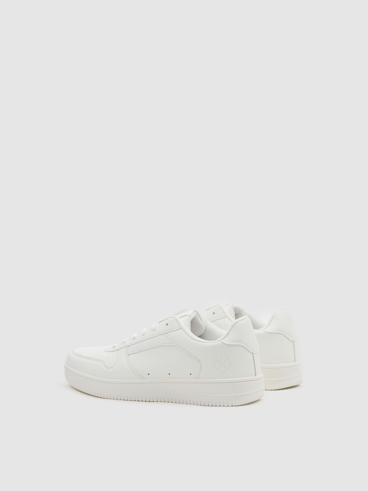 Sapato casual combinado básico branco vista traseira 45º