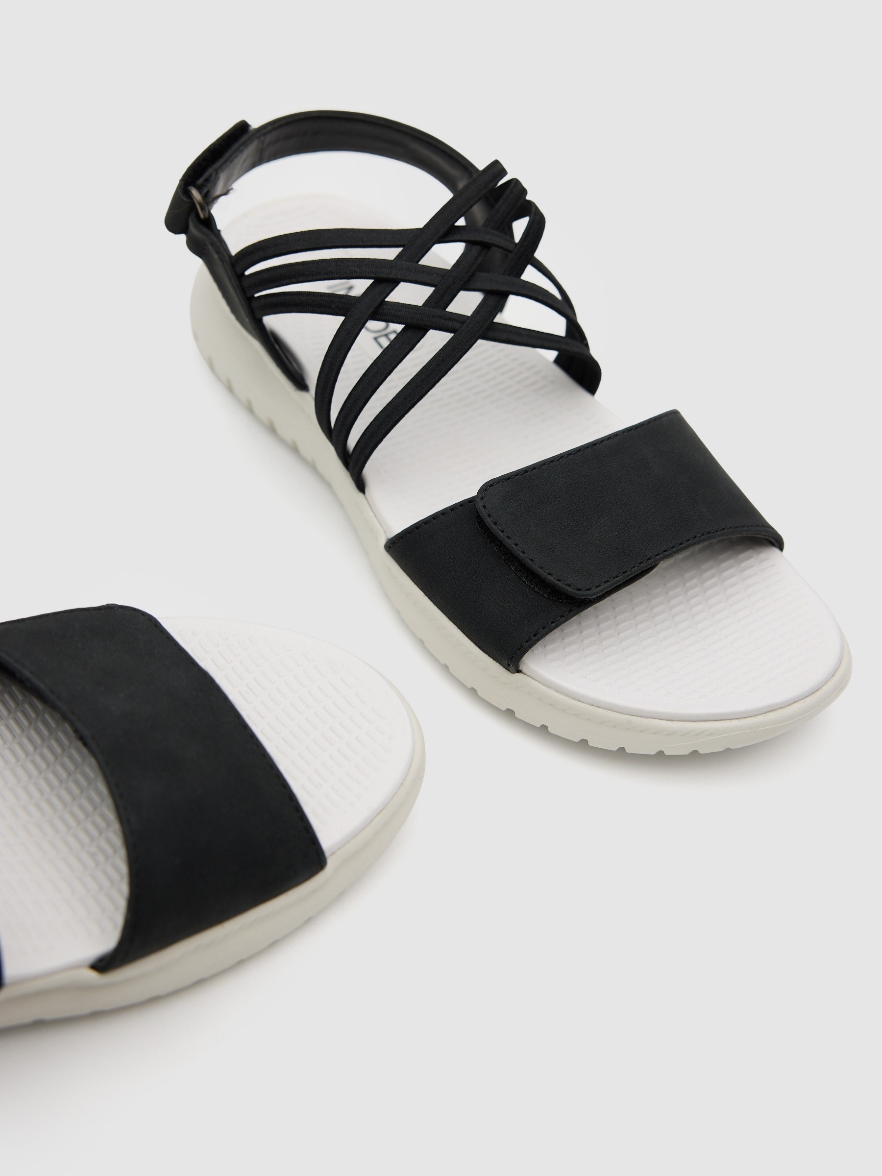 Flat sandal with crossed faux leather straps black