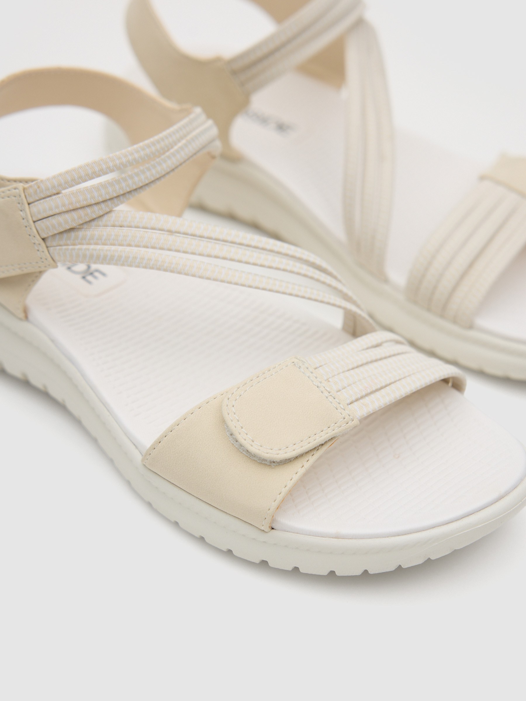 Crossed faux leather sandal with velcro beige