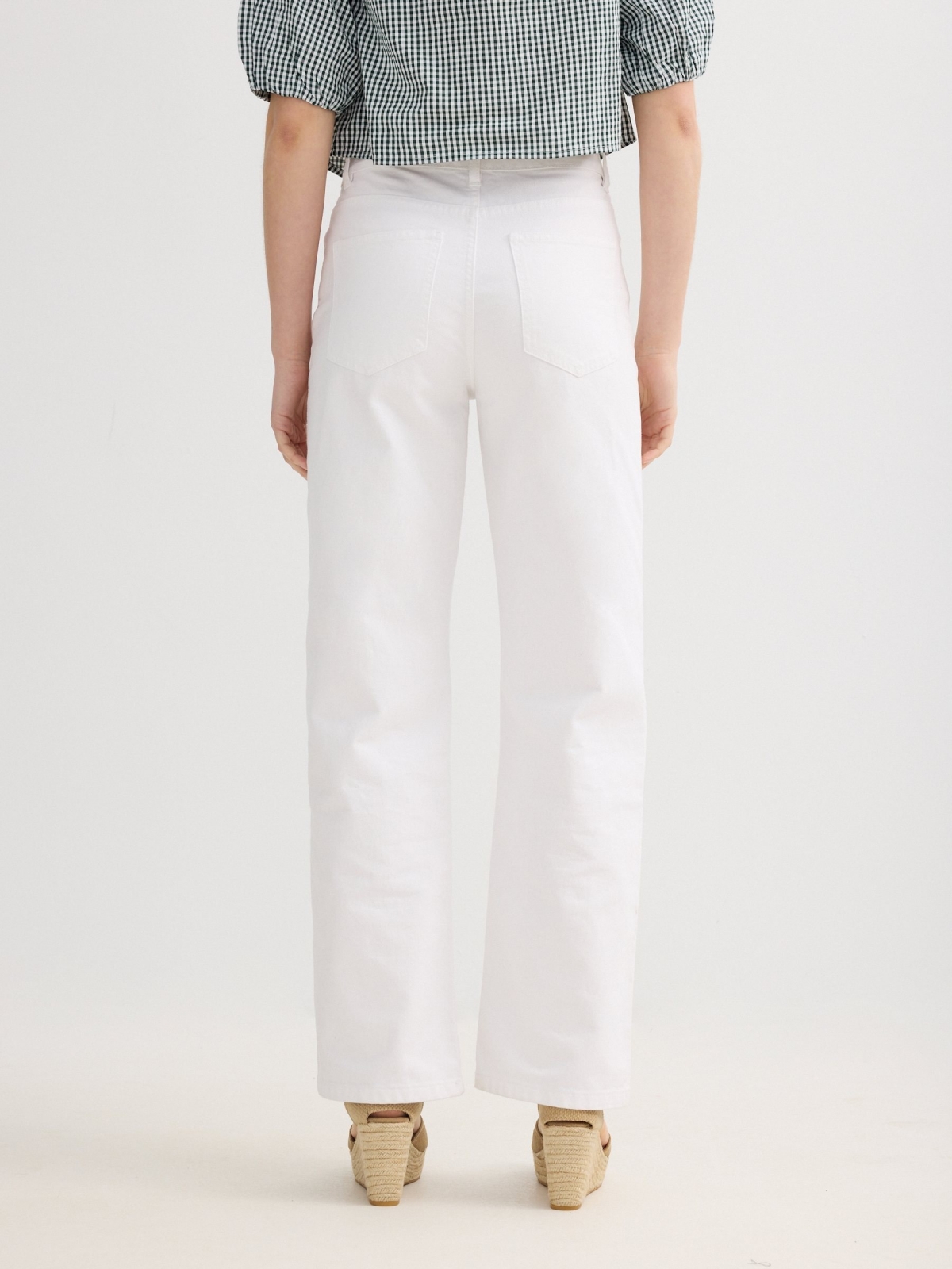 Pantalón recto sarga blanco vista media trasera