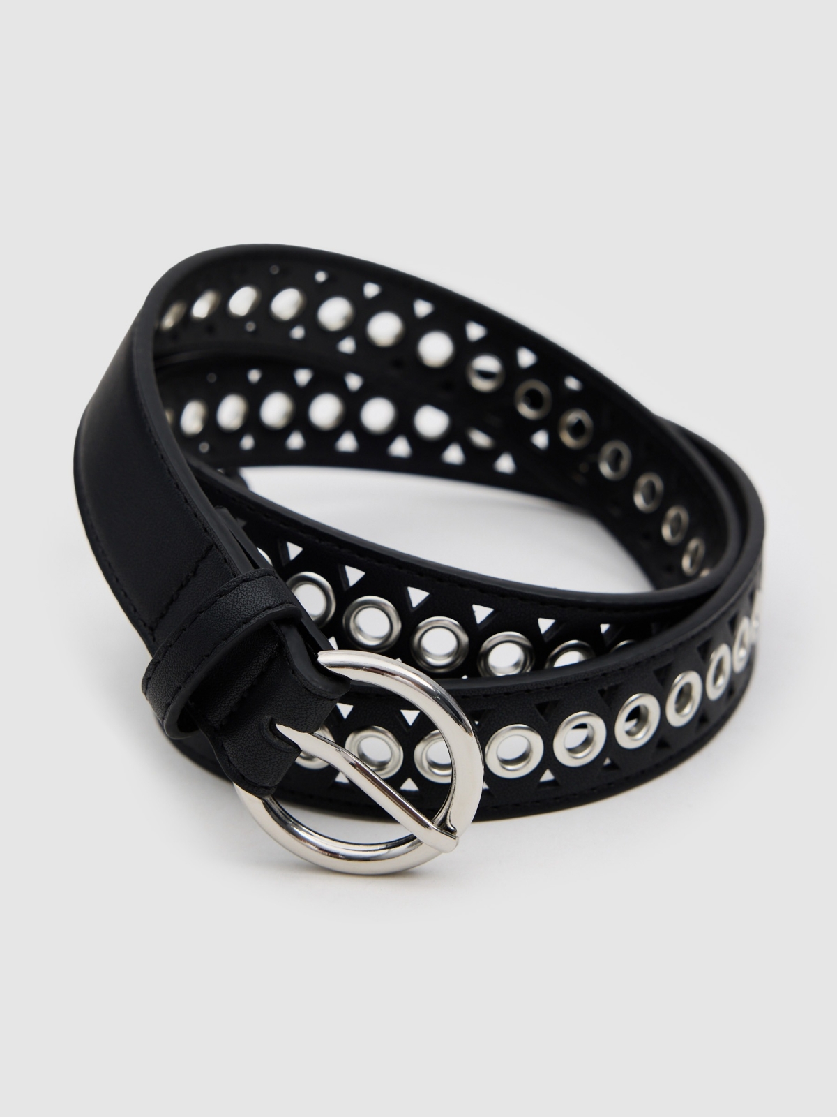 Cinturón efecto piel con eyelets negro vista cenital