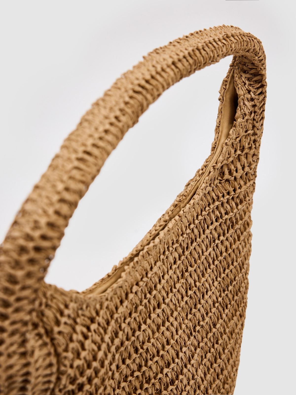 Bolsa de ombro de ráfia trançada marrom vista lateral 45º