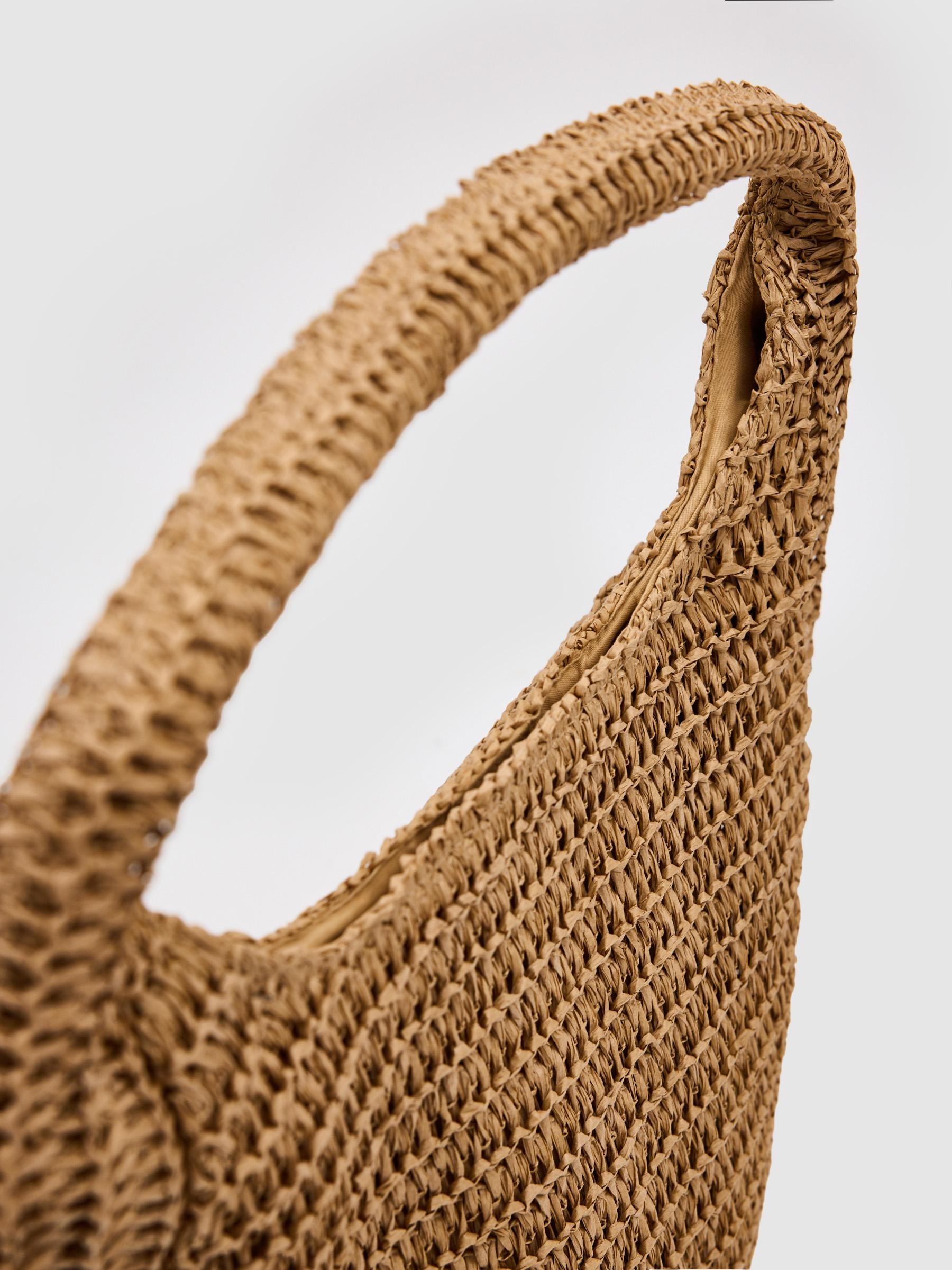 Bolsa de ombro de ráfia trançada